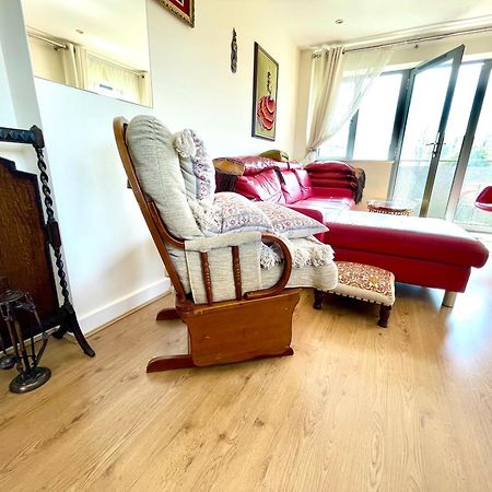 Luxury 2 Bedroom Apartment- Lake View - Free Parking - Wembley Stadium 5Km ロンドン エクステリア 写真