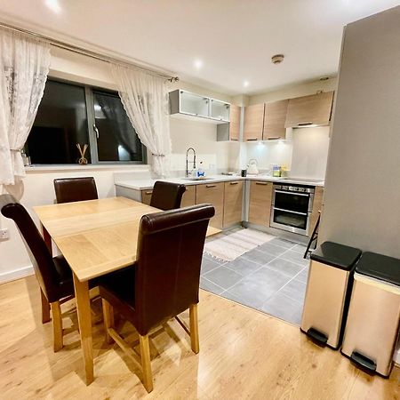 Luxury 2 Bedroom Apartment- Lake View - Free Parking - Wembley Stadium 5Km ロンドン エクステリア 写真