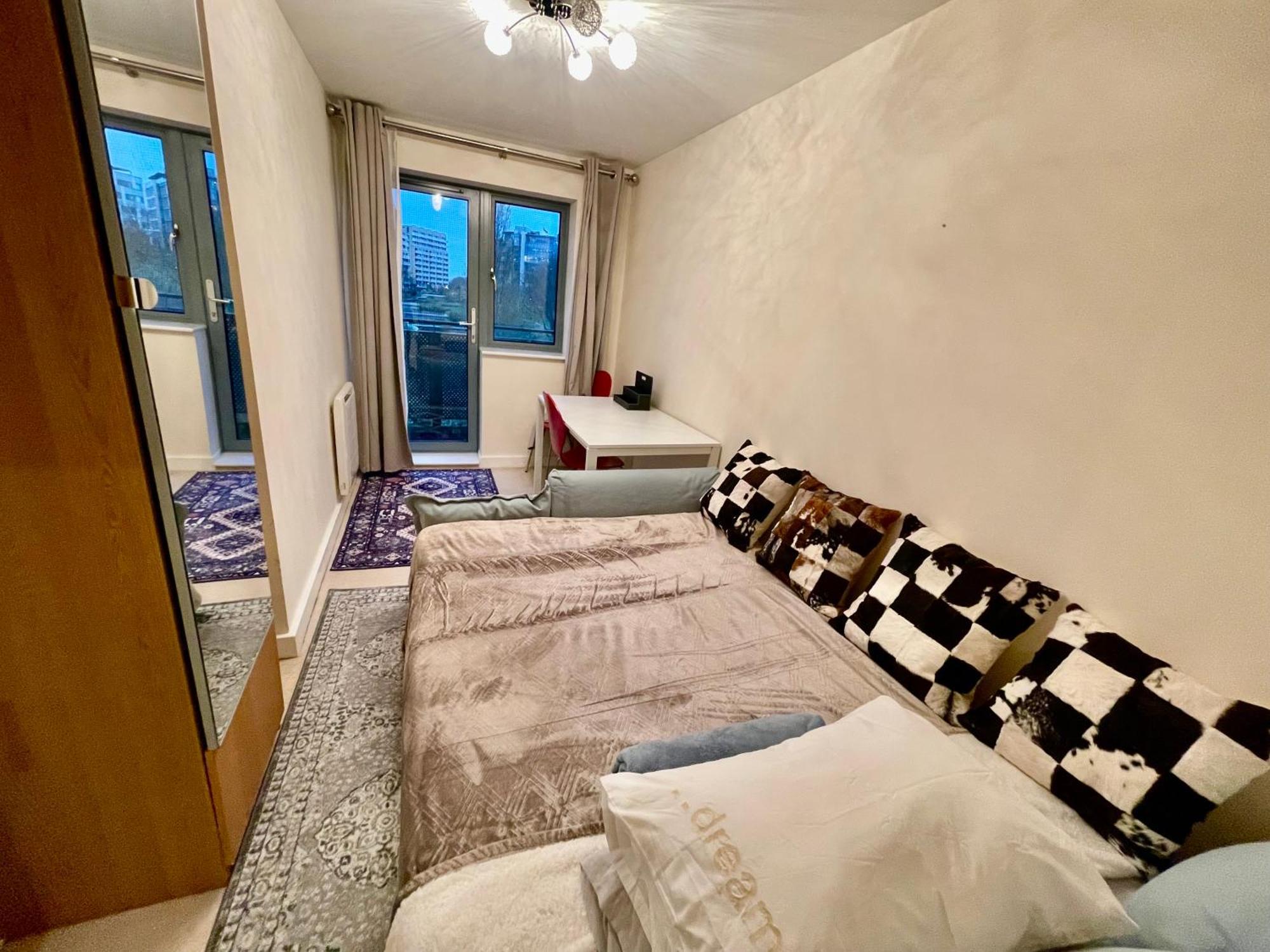 Luxury 2 Bedroom Apartment- Lake View - Free Parking - Wembley Stadium 5Km ロンドン エクステリア 写真