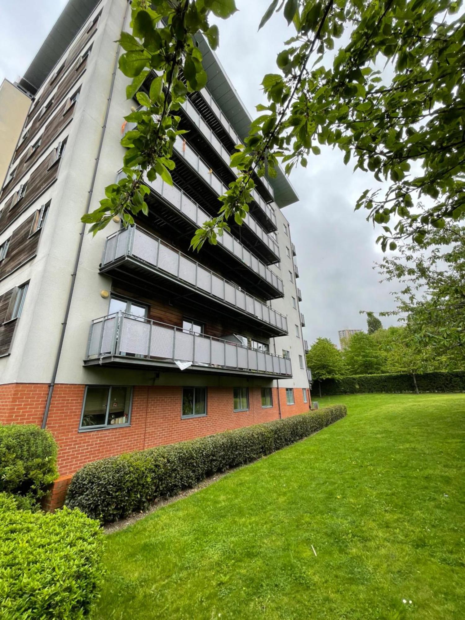 Luxury 2 Bedroom Apartment- Lake View - Free Parking - Wembley Stadium 5Km ロンドン エクステリア 写真