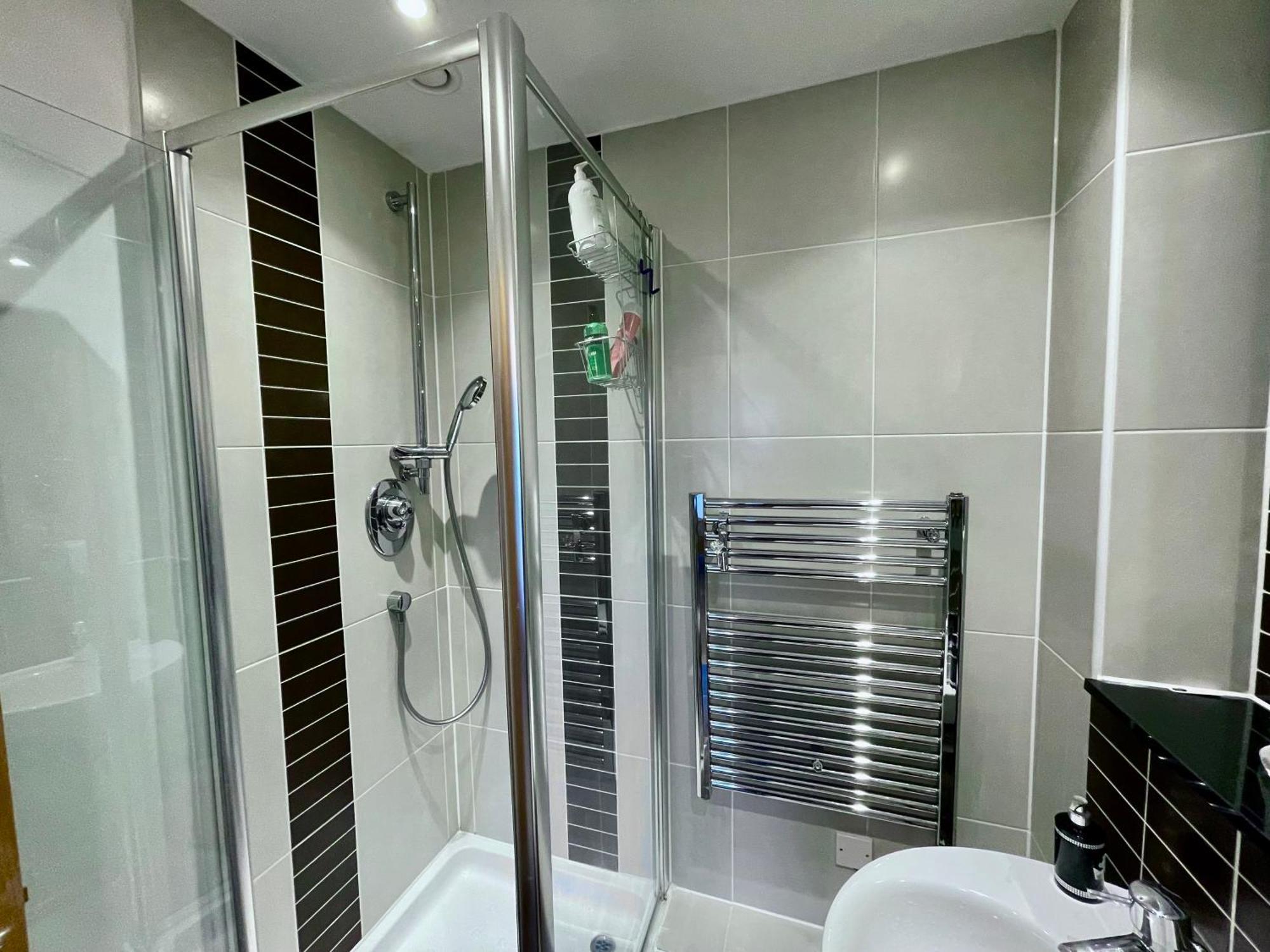 Luxury 2 Bedroom Apartment- Lake View - Free Parking - Wembley Stadium 5Km ロンドン エクステリア 写真
