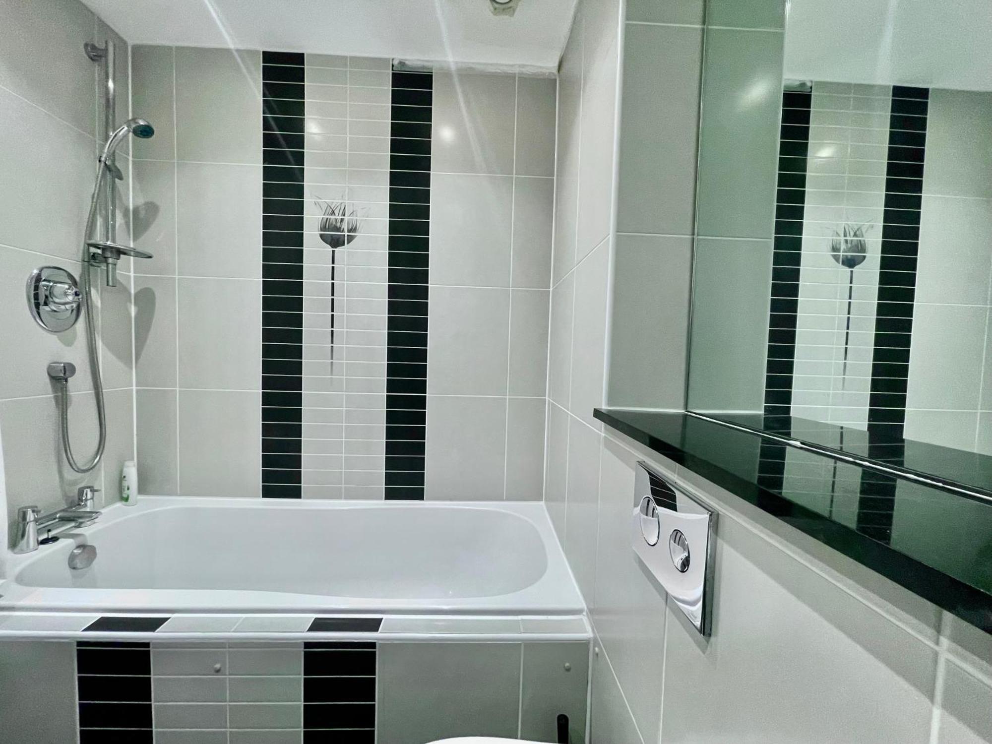 Luxury 2 Bedroom Apartment- Lake View - Free Parking - Wembley Stadium 5Km ロンドン エクステリア 写真