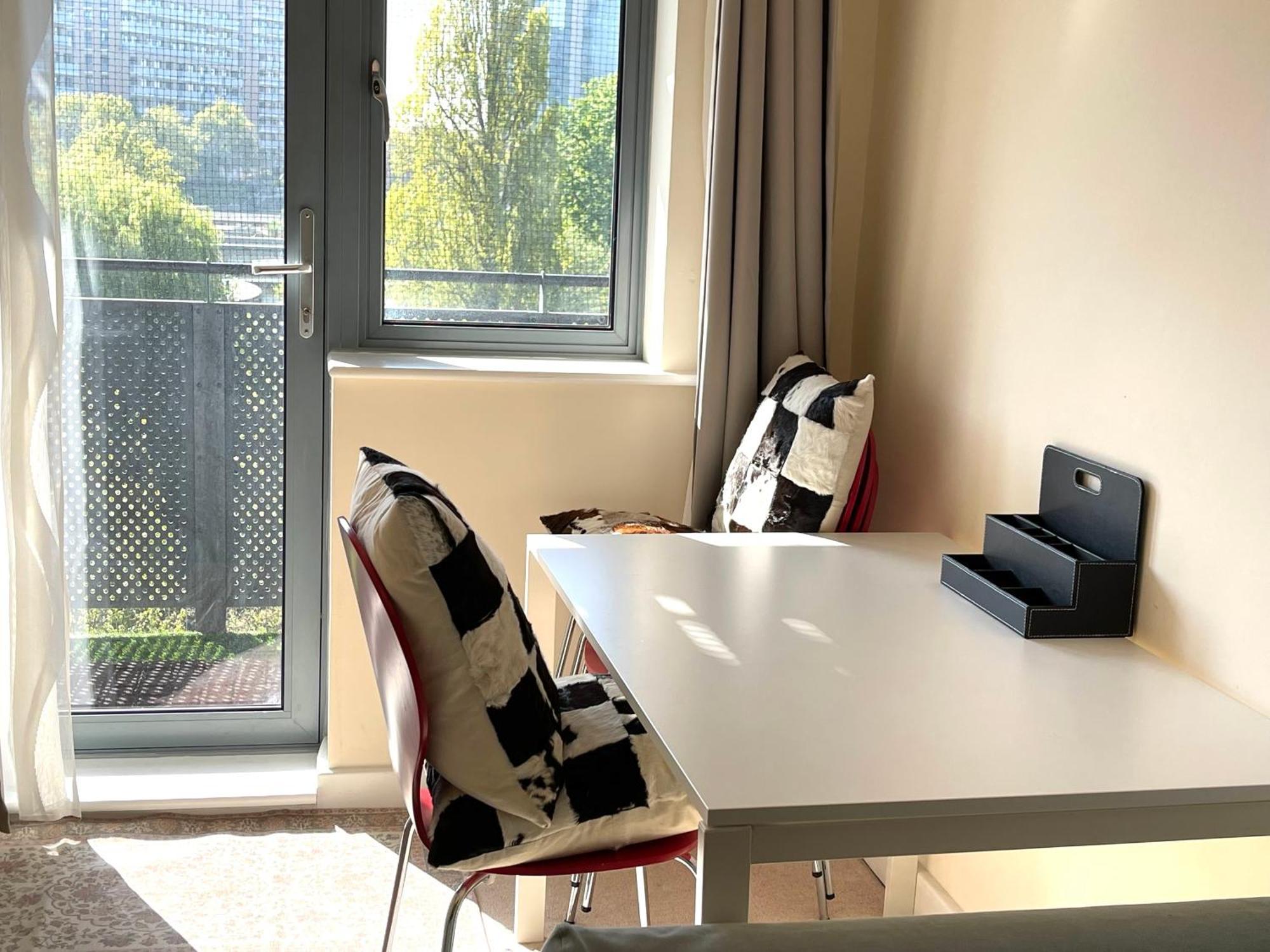 Luxury 2 Bedroom Apartment- Lake View - Free Parking - Wembley Stadium 5Km ロンドン エクステリア 写真