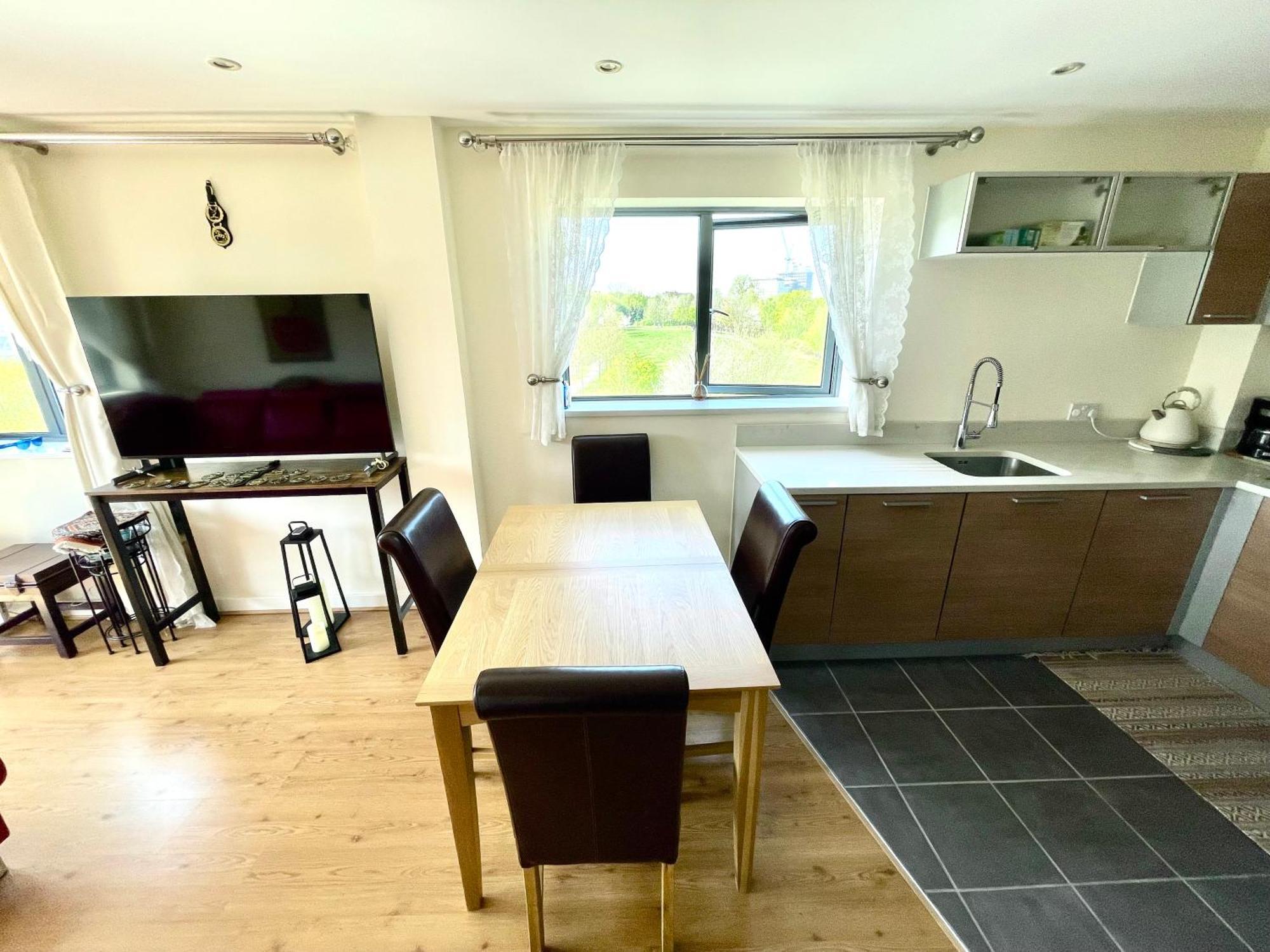 Luxury 2 Bedroom Apartment- Lake View - Free Parking - Wembley Stadium 5Km ロンドン エクステリア 写真