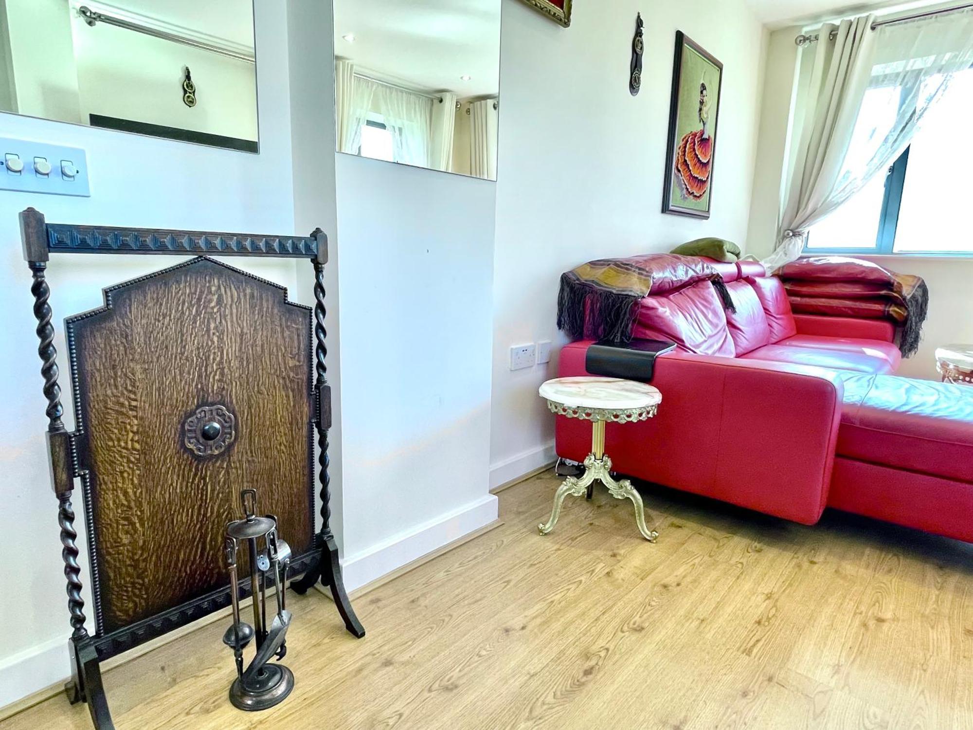 Luxury 2 Bedroom Apartment- Lake View - Free Parking - Wembley Stadium 5Km ロンドン エクステリア 写真