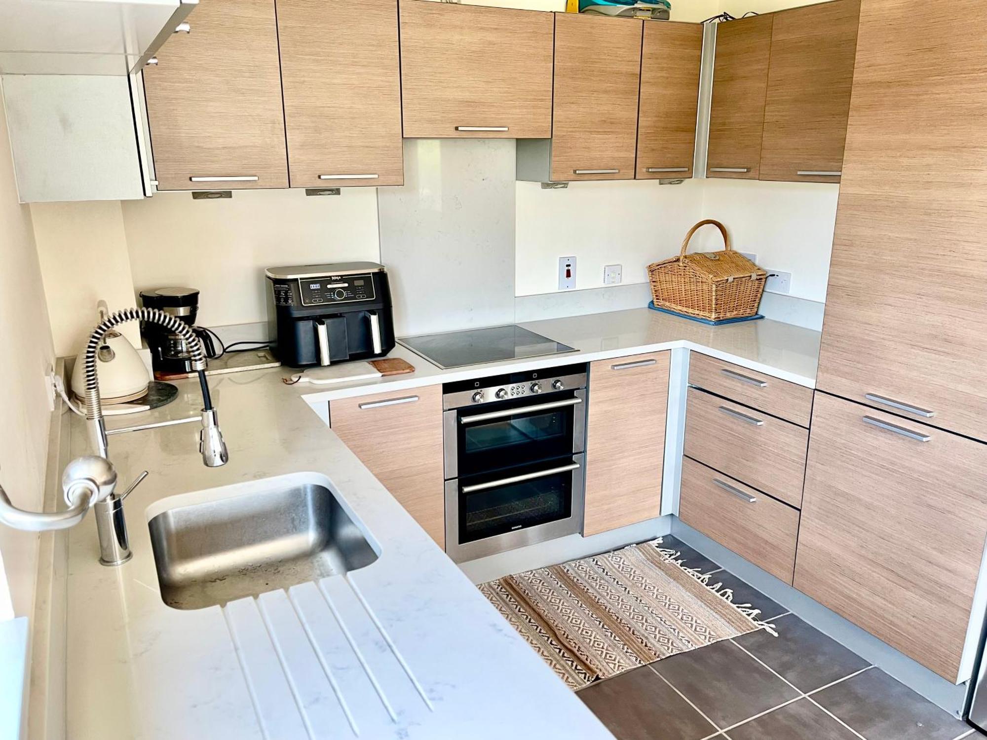 Luxury 2 Bedroom Apartment- Lake View - Free Parking - Wembley Stadium 5Km ロンドン エクステリア 写真