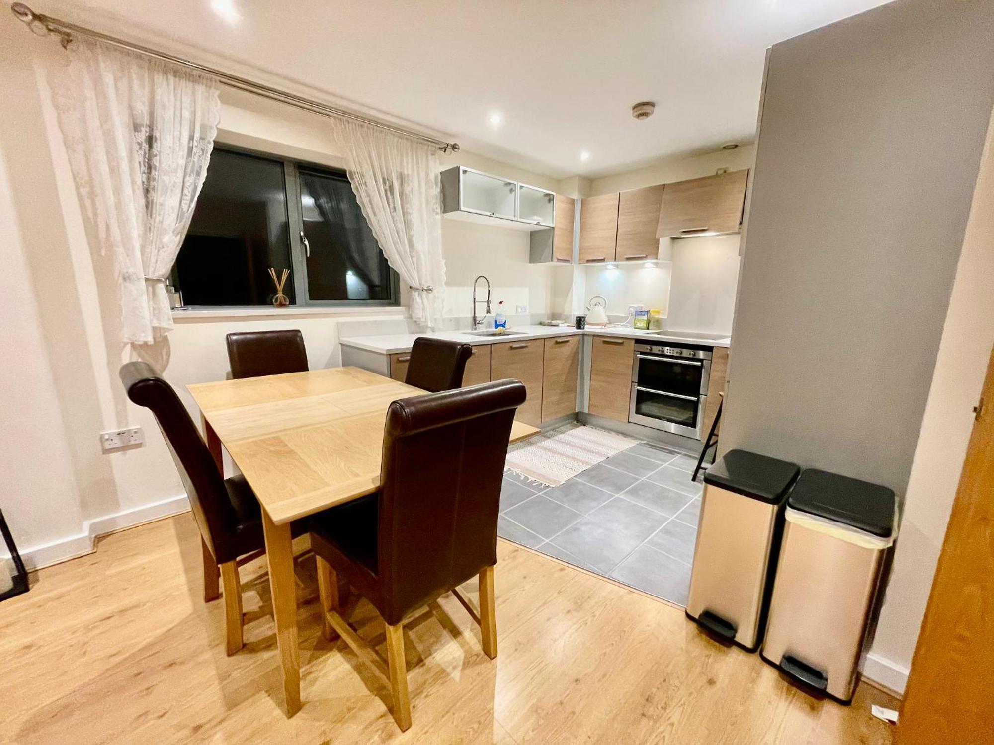 Luxury 2 Bedroom Apartment- Lake View - Free Parking - Wembley Stadium 5Km ロンドン エクステリア 写真